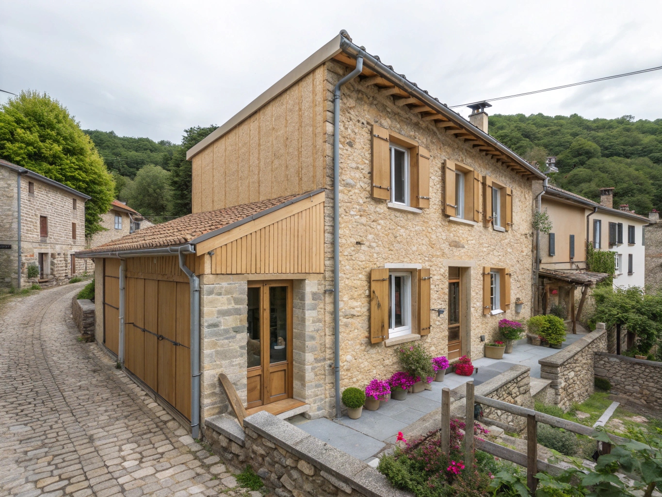 Maison ardéchoise rénovée avec isolation extérieure en fibre de bois, dans un village typique.