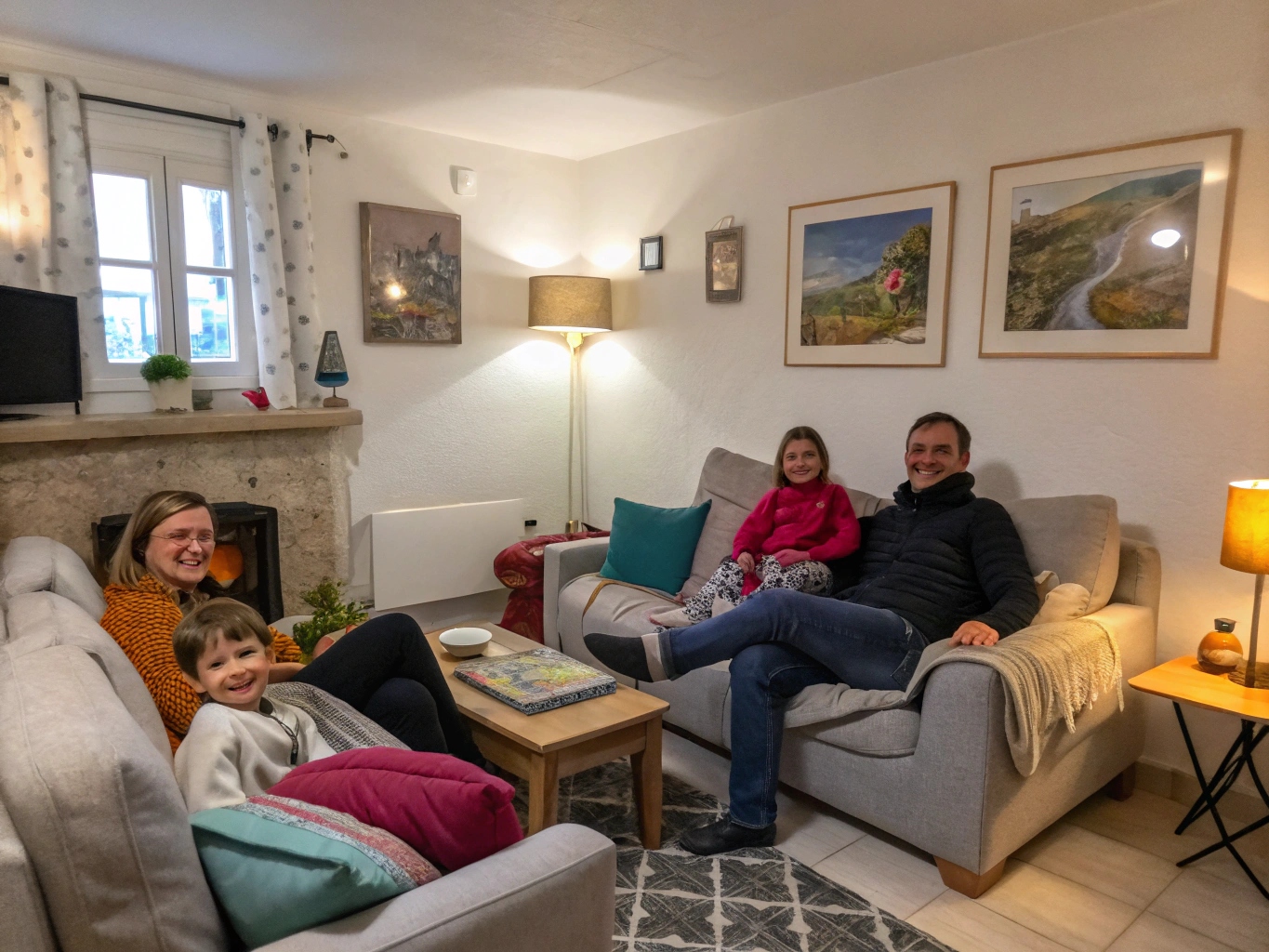 Famille dans un salon bien isolé et confortable en Charente-Maritime
