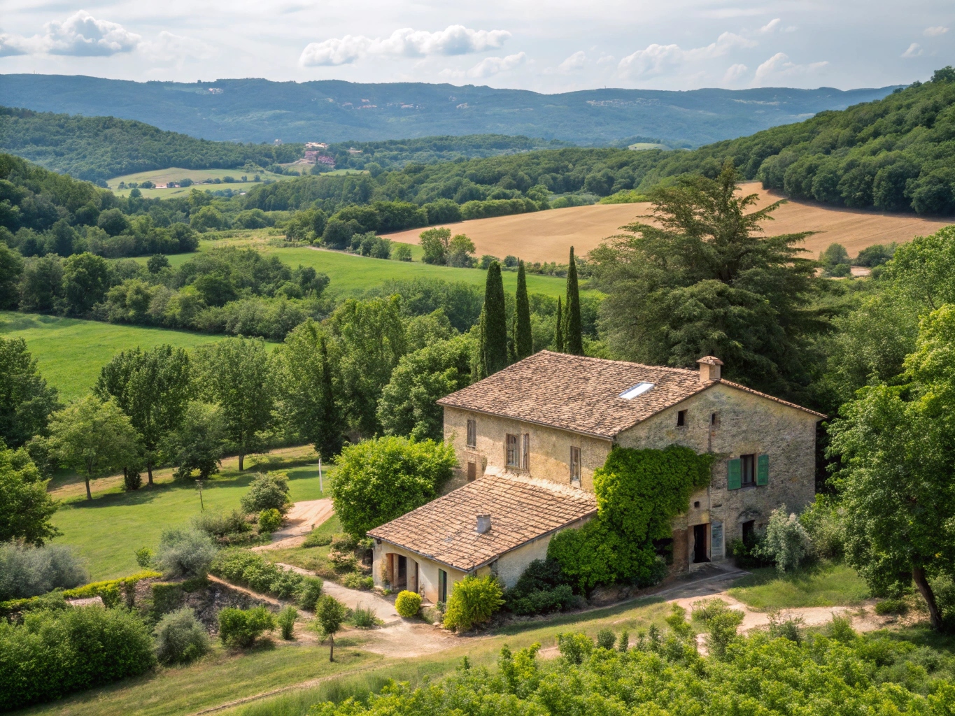 Maison de campagne drômoise entourée de verdure, symbolisant confort et durabilité